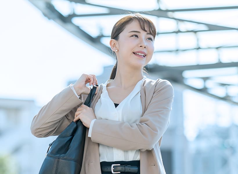 通勤途中の女性